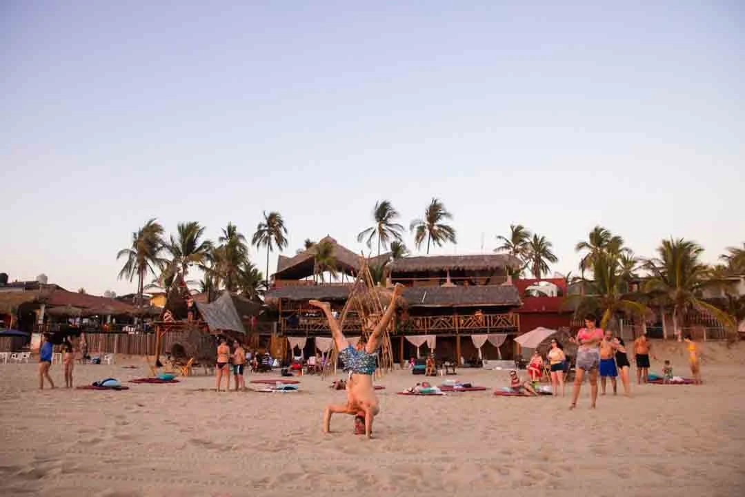 baXar beach evening music palapa