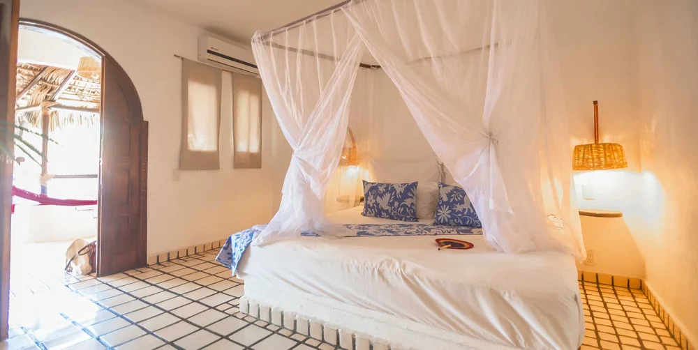 baXar room interior with canopy bed
